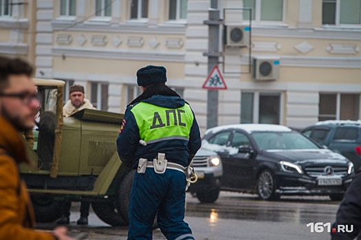 В Ростове после тройного ДТП легковушка врезалась в остановку: есть раненый