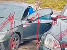 Наезд сотрудницы УК на недовольную жительницу Подмосковья попал на видео