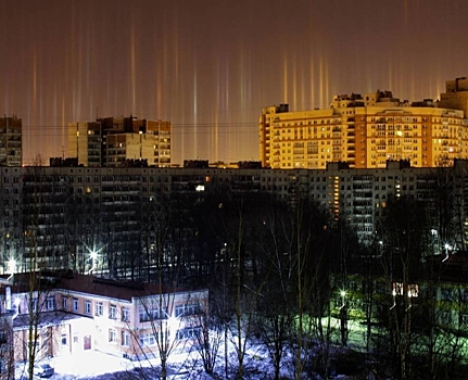 Фото: светящиеся столбы в небе над Петербургом
