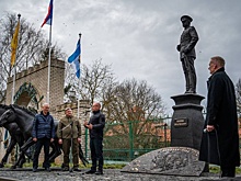 Под Херсоном установили памятник первооткрывателю города Хара-Хото Петру Козлову