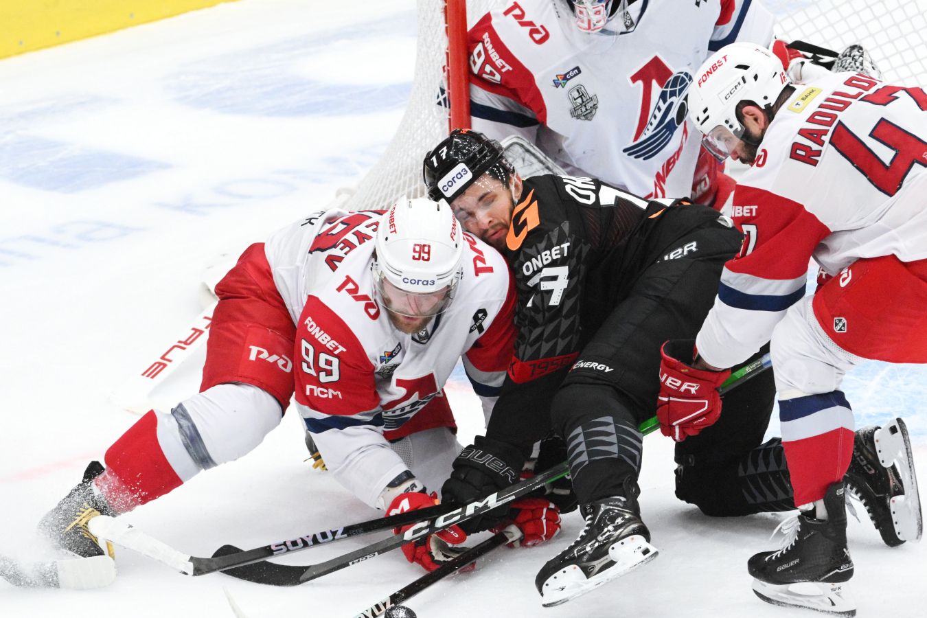 «Авангард»&nbsp; дома всухую победил «Локомотив» и находится в шаге от финала Кубка Гагарина