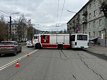 В Кирове столкнулись пассажирский автобус и пожарная машина
