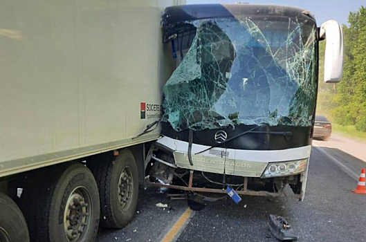 Автобус Новосибирск-Кемерово попал в ДТП с фурой