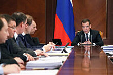 Медведев поддержал идею снизить порог беспошлинного ввоза посылок