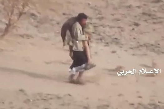 Повстанец-хусит вынес на плечах раненого товарища под обстрелом