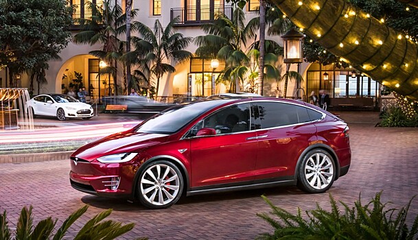 Tesla работает над беспилотным общественным транспортом