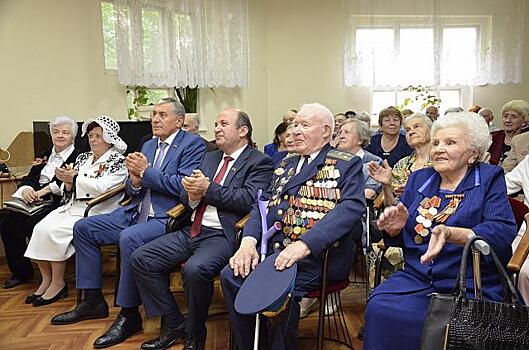 В Краснодаре ветерана войны поздравили с 95-летним юбилеем