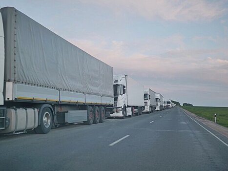 Автоэксперт призвал запретить проезд грузовиков по трассам в выходные и праздники