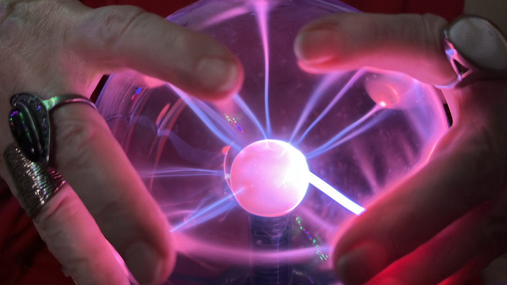 Борьба с ведьмами: почему отменяют закон о запрете рекламы оккультных услуг