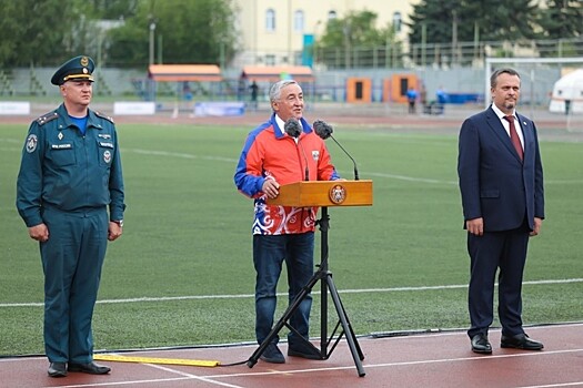 В соревнованиях по пожарно-спасательному спорту участвуют команды из 9 регионов России