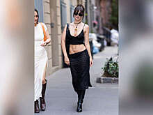 Эмили Ратаковски засняли на улицах Нью-Йорка в прозрачной юбке и бюстгальтере