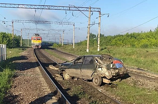 В Канском районе столкнулись грузовой поезд и автомобиль