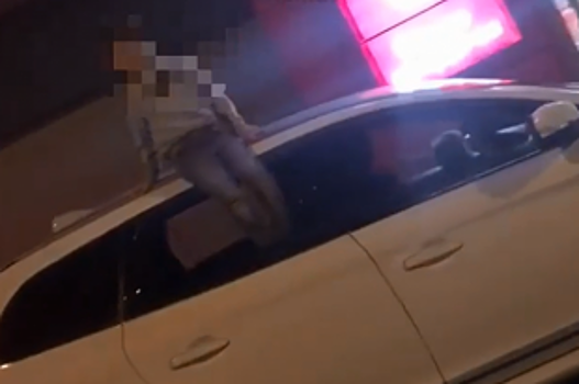 В Красноярске оштрафовали женщину, которая катала сына на крыше авто