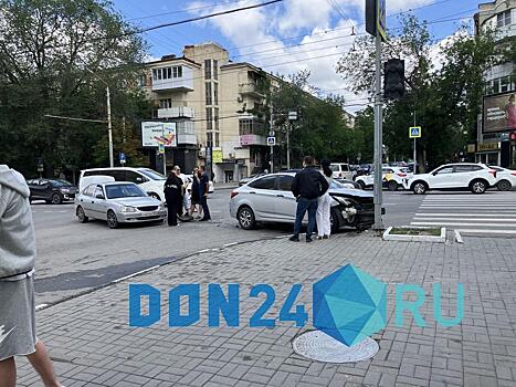 В центре Ростова автомобиль врезался в столб