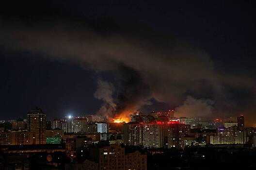 Пылающее после удара место производства дронов ВСУ попало на видео