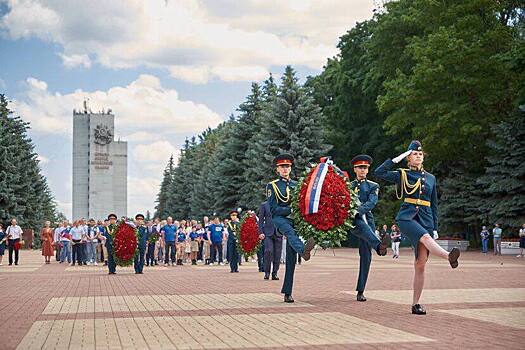 Всероссийский Олимпийский день в Курске начался с возложения цветов к Вечному огню