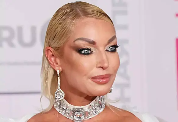 Аналингус, фистинг және терең жұлдыру минеттері бар нағыз орыс порно видео.