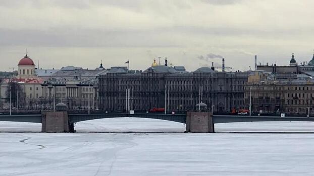 В Петербурге женщина с 4-летним ребенком на руках упала в ледяную реку после семейной ссоры