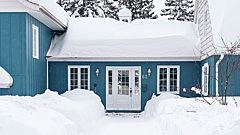 Россиянам посоветовали не спешить с покупкой дач и домов