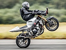 Мотоциклист установил рекорд скорости по езде на заднем колесе, сидя ногами вперед