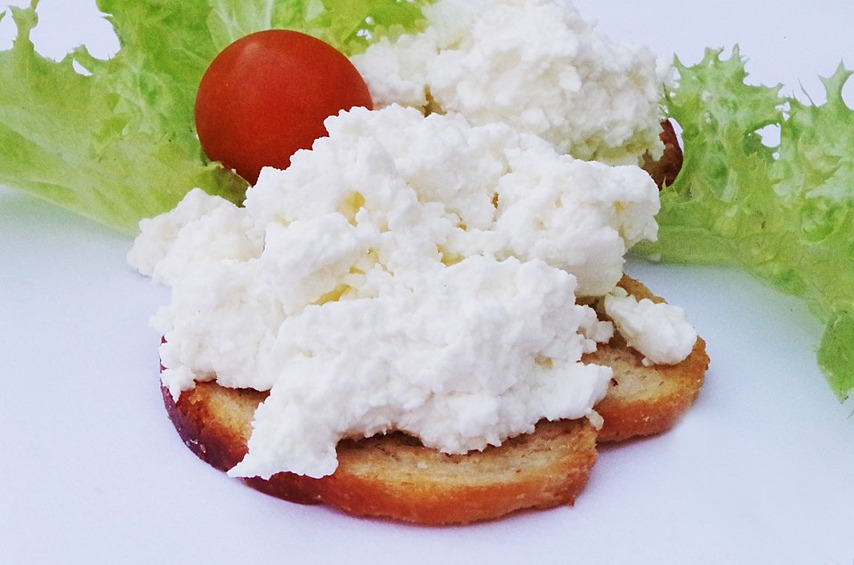 Творог и сыр в нашей кулинарии — два разных продукта. Русский творог — рассыпчатый, с молочным вкусом. На западе творогом называют молодой мягкий сыр. А зернистый творог продается как "cottage cheese", деревенский сыр.