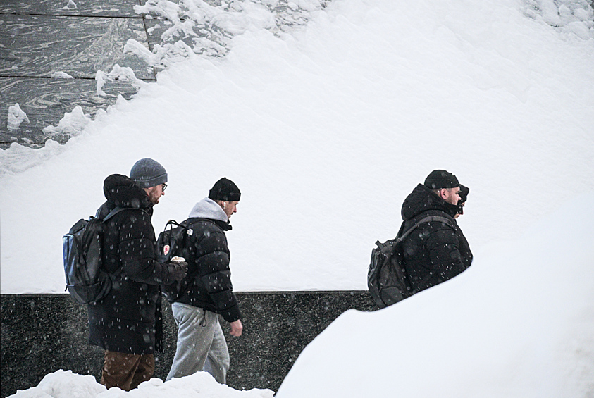Прохожие во время снегопада в Москве