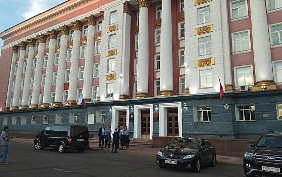 Дом Советов передумал экономить на замене лифта