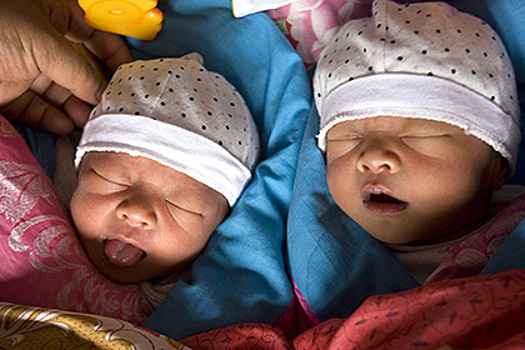 Объяснено рождение аномального количества близнецов в США
