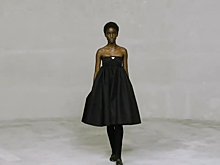 Нейлоновые платья, легинсы со штрипками и поло: как прошел онлайн-показ Prada