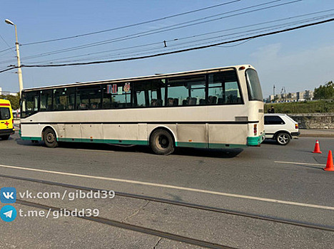 Автобус с пассажирами съехал в кювет и перевернулся