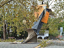 Шторм сорвал крышу дома культуры в Ялте и повалил десятки деревьев