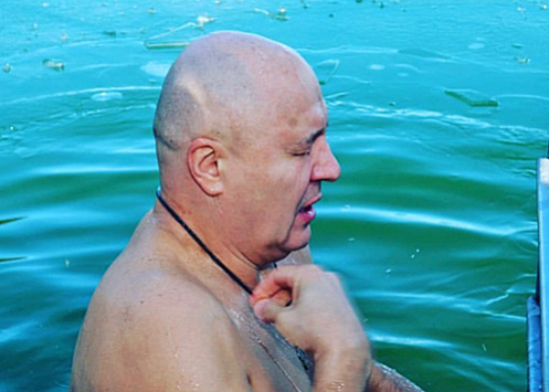 Популярный артист Николай Лукинский нырял на Крещение в Железноводске