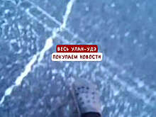 В Иркутске на видео попало, как человек в сланцах скользил по обледенелой трассе