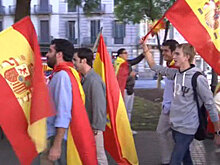 В Барселоне проходят митинги против отделения Каталонии