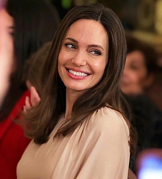 Анджелина Джоли засветилась в кофейне на Украине