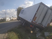 На участке в Якшур-Бодьинском районе временно ограничат движение из-за съехавшей в кювет фуры