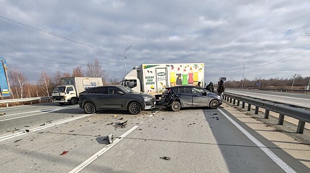 Водитель грузовика устроил ДТП под Владивостоком
