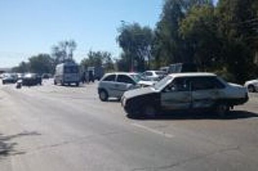 Водитель легкового авто погиб в столкновении с бетономешалкой в Волгограде