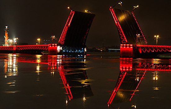 В Петербурге развели Дворцовый мост в честь празднования китайского Нового года
