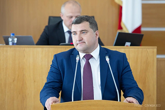 И.о. председателя Заксобрания Вологодчины Роман Заварин вручил удостоверение новому уполномоченному по правам человека Владимиру Матвееву