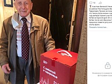 Ветеран ВОВ из Текстильщиков получил подарочный набор за вторичную вакцинацию от коронавируса