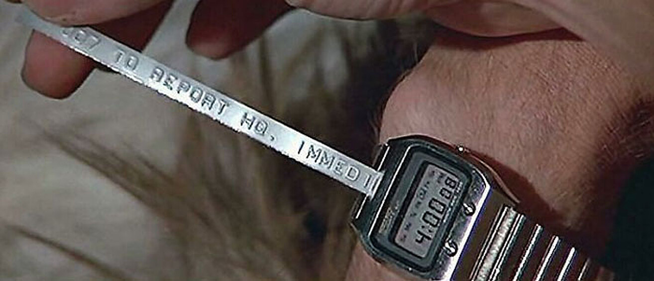 Джеймс Бонд получает сообщение через свои умные часы в фильме «Шпион, который меня любил».