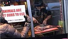 Ресторатор разделал и съел ногу оленя на глазах у протестующих веганов