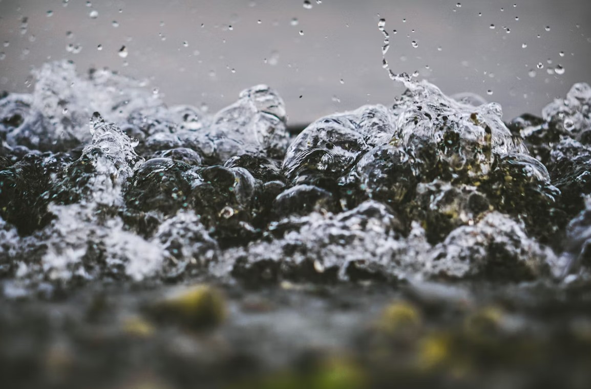 Почему в кипящей воде нет пузырьков, если она разогрета в микроволновке