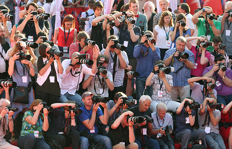 Фотокорреспонденты во время съемки перед началом церемонии закрытия 38-го Московского международного кинофестиваля у концертного зала "Россия"