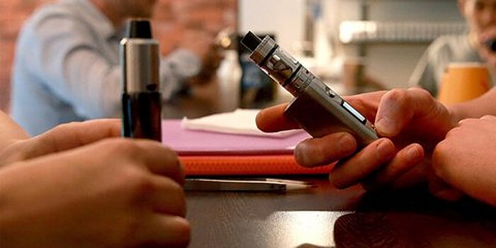 Эксперты оценили распространение антитабачного закона на электронные сигареты