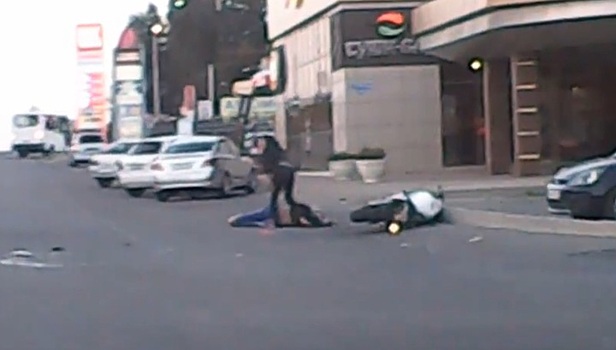 Водитель спортбайка и его пассажирка пострадали в результате ДТП в Ставрополе. Видео