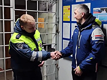 В Еврейской автономной области экипаж ДПС оказал помощь водителю съехавшего в кювет авто и школьнику, получившему травму на улице