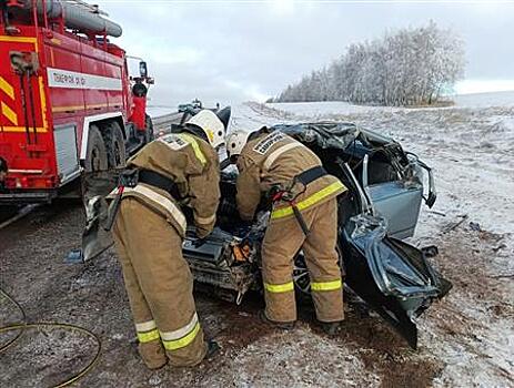 Водитель легковушки погиб после столкновения с грузовиком в Самарской области