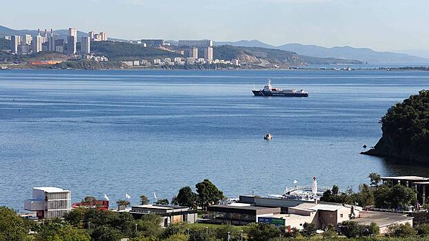 Катер с людьми загорелся в бухте Миноносок во Владивостоке